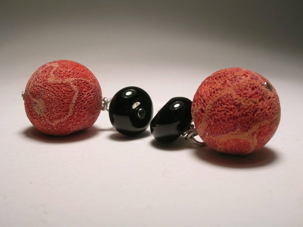 Cufflinks with sponge coral and onyx