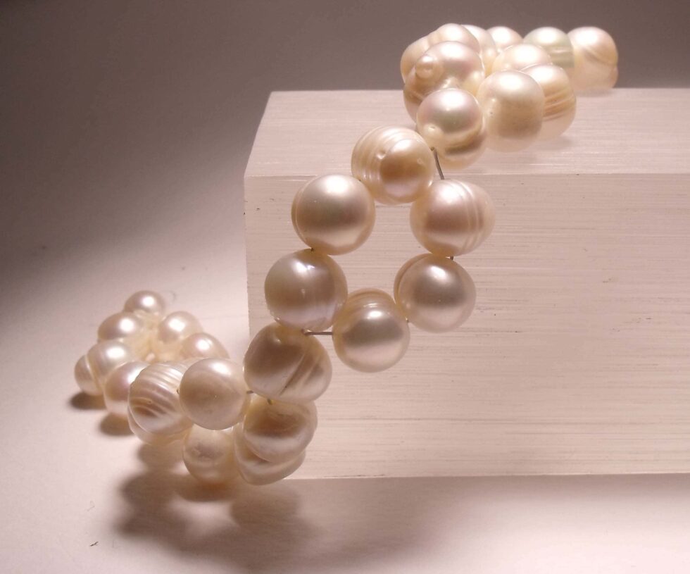 Hair clip with freshwater pearls