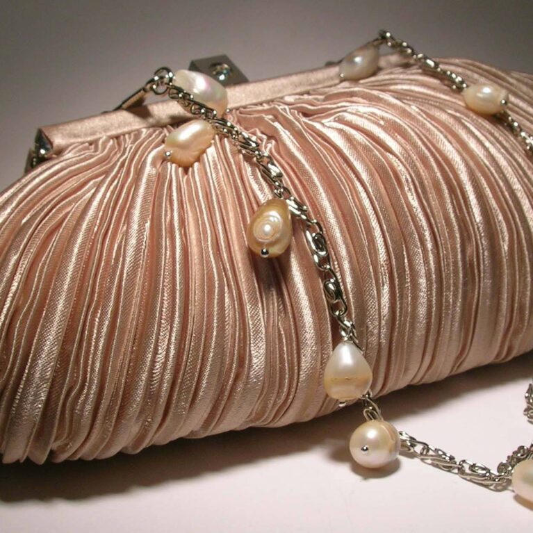 Ivory satin clutch with pleated pattern with chain and pearls