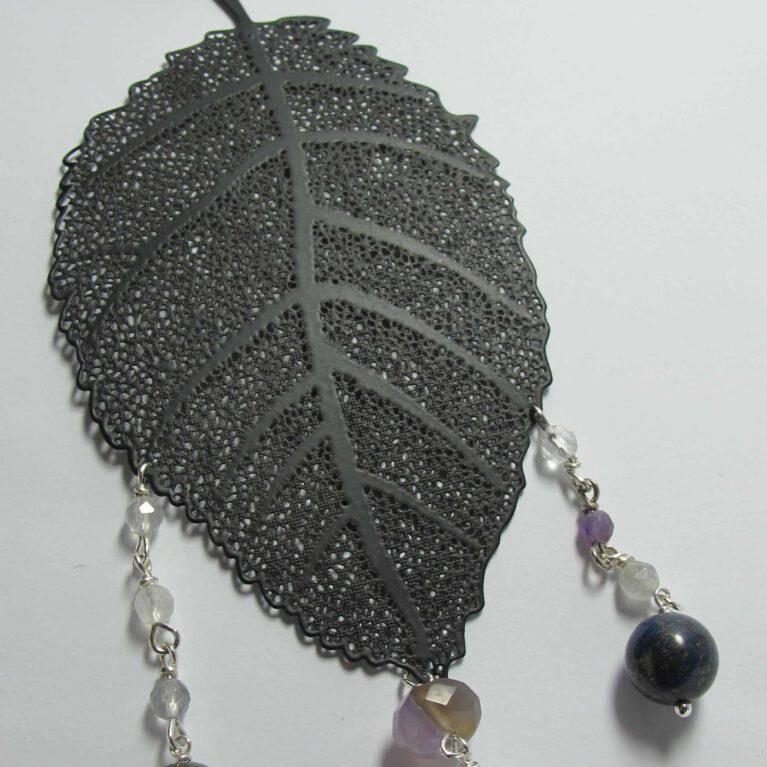 Pendant with pearl, lapis lazuli, jade African, agate, quartz and amethyst on a metal leaf