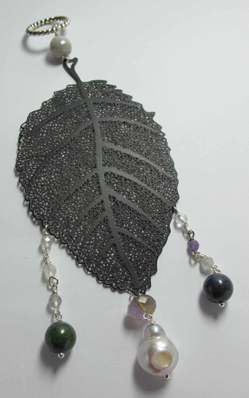 Pendant with pearl, lapis lazuli, jade African, agate, quartz and amethyst on a metal leaf