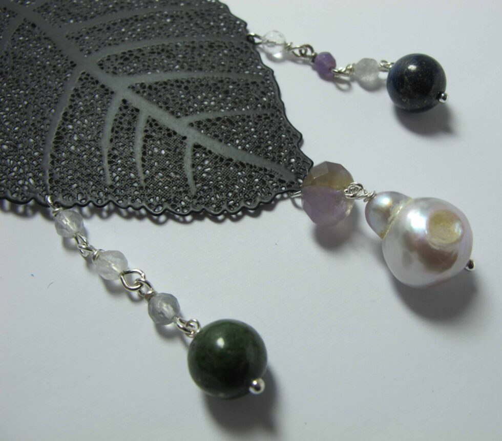 Pendant with pearl, lapis lazuli, jade African, agate, quartz and amethyst on a metal leaf