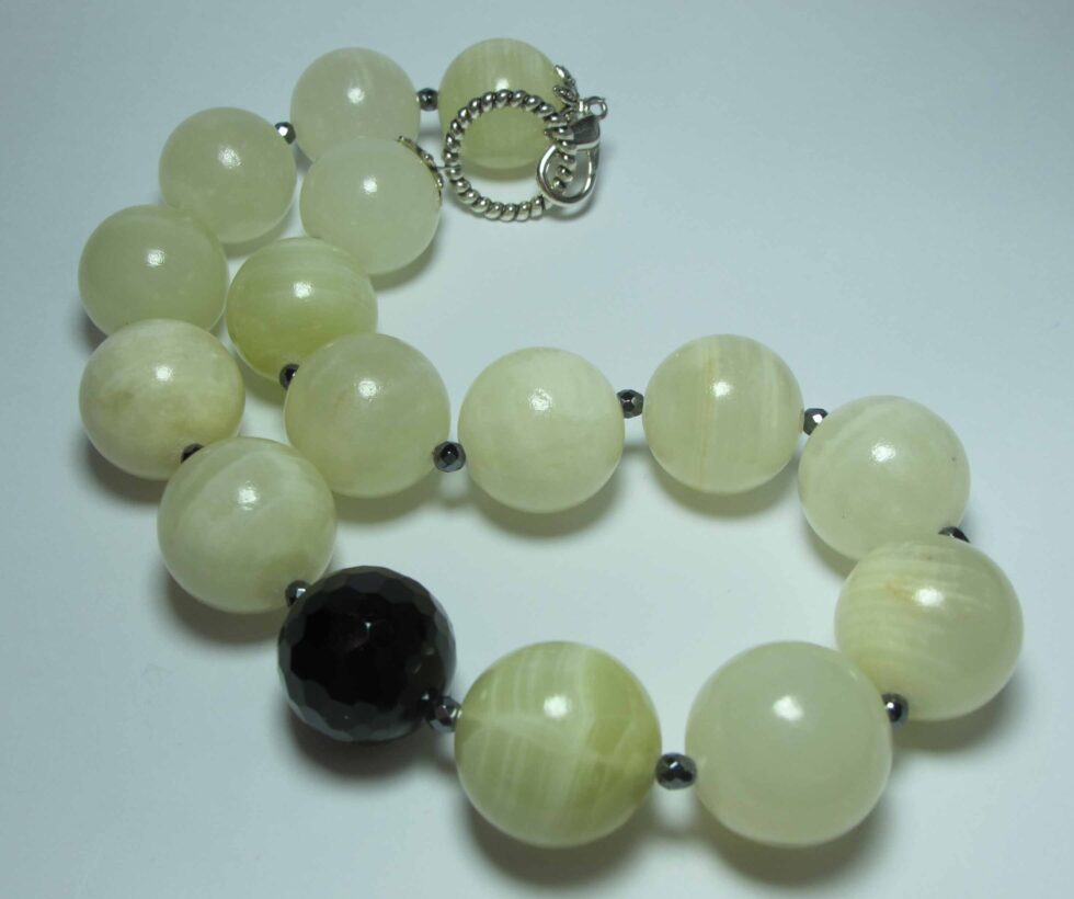Necklace with agate, hematite and onyx