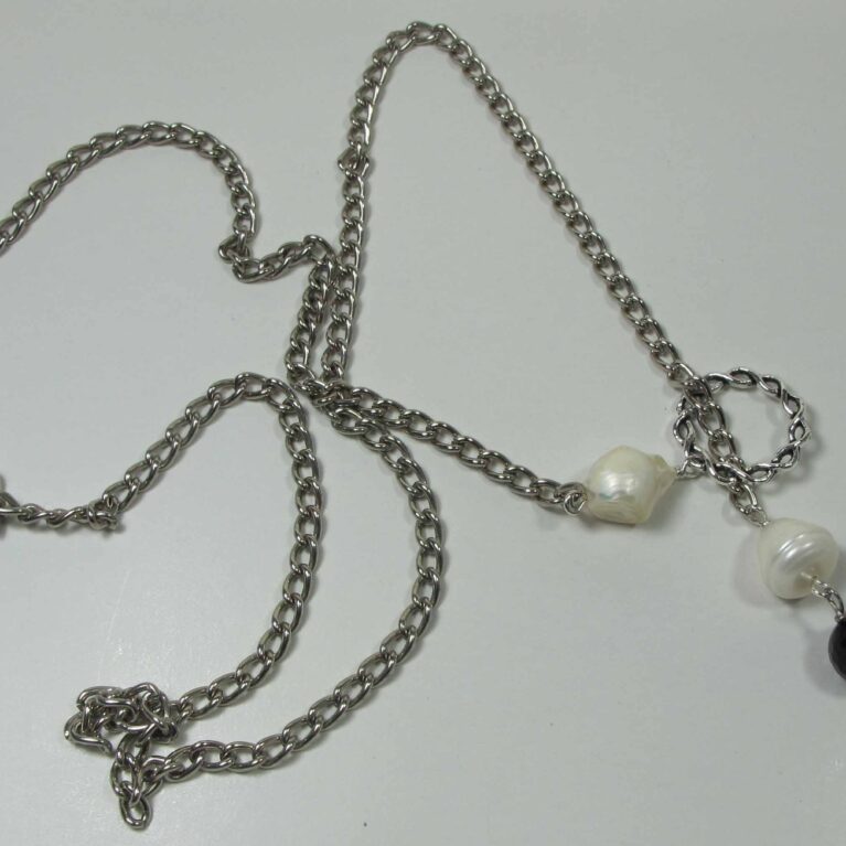 Up and down necklace with pearls and onyx