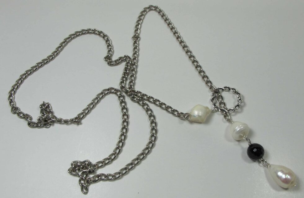 Up and down necklace with pearls and onyx