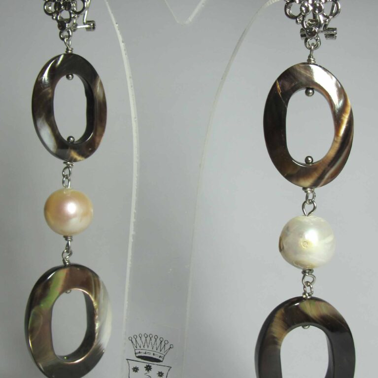 Earrings with pearls and mother of pearl