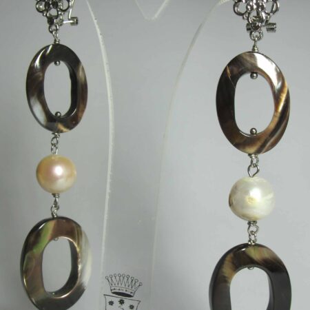 Earrings with pearls and mother of pearl