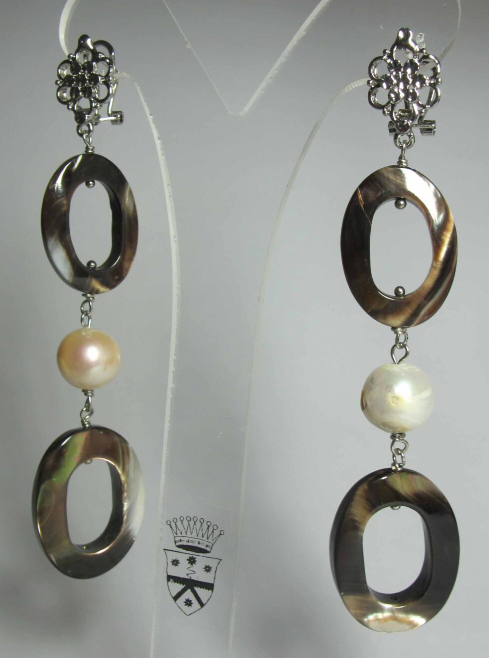Earrings with pearls and mother of pearl
