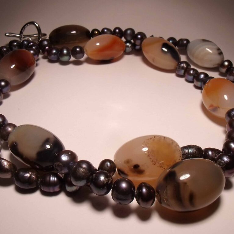 Necklace of two strands with pearls and agate