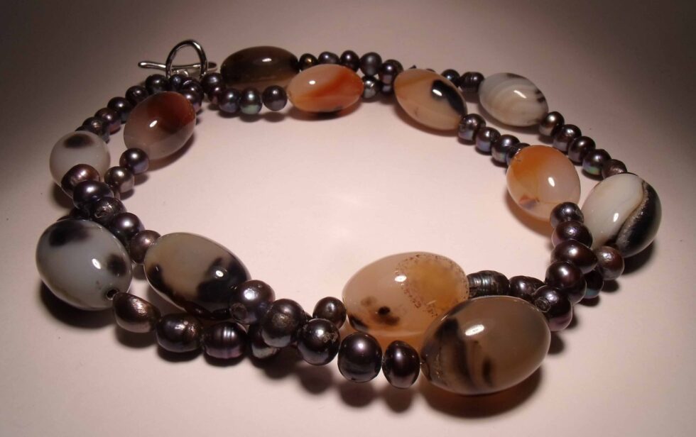 Necklace of two strands with pearls and agate