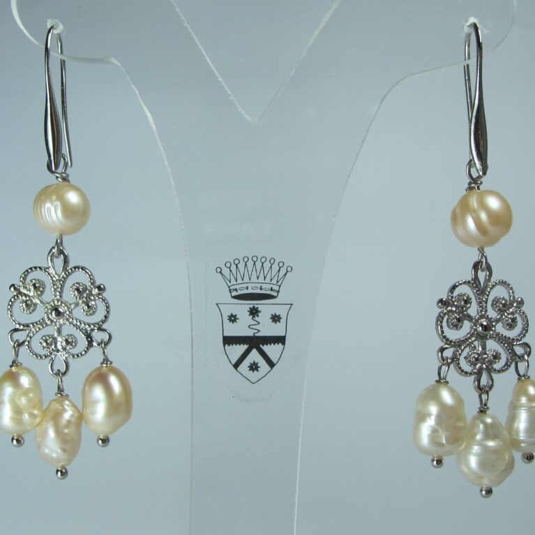 Chandelier earrings with pearls