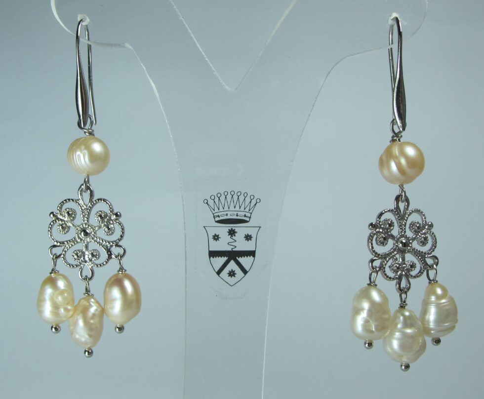 Chandelier earrings with pearls