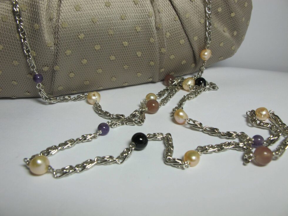 Clutch with pearls, onyx, agate of Botswana and amethyst