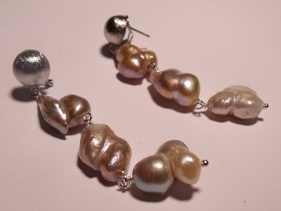 Earrings with baroque freshwater pearls. Support steel snap nickel free