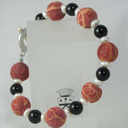 Bracelet with madrepora (sponge coral), pearls and onyx