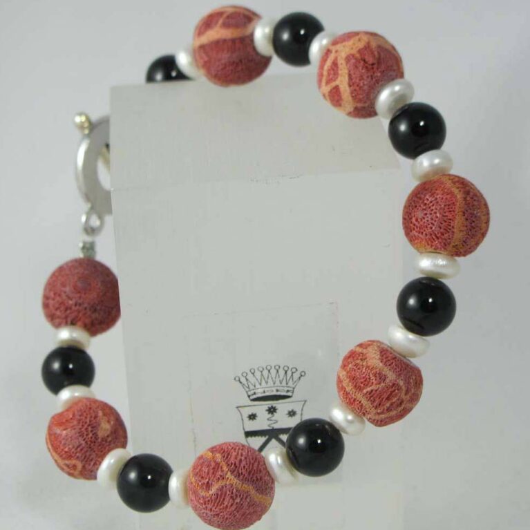 Bracelet with madrepora (sponge coral), pearls and onyx