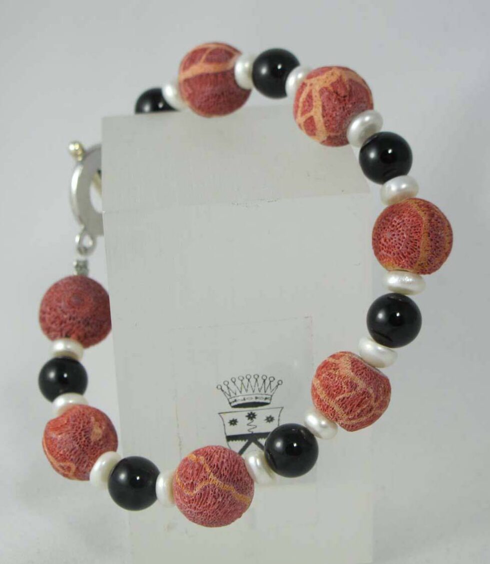Bracelet with madrepora (sponge coral), pearls and onyx