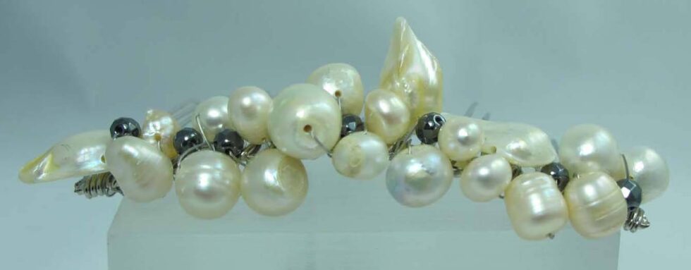 Hair clip with pearls and hematite