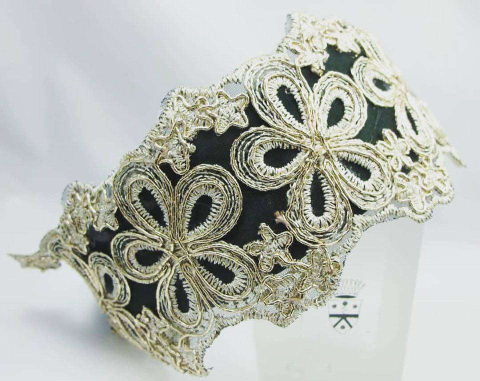Headband in green satin with gold lace