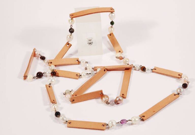 Long necklace made with leather, with pearls and semi-precious stone
