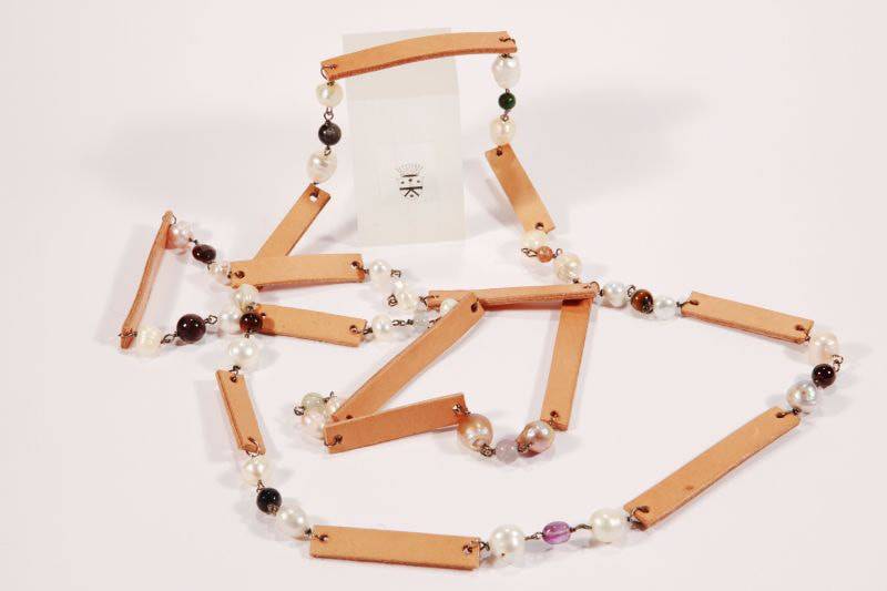 Long necklace made with leather, with pearls and semi-precious stone