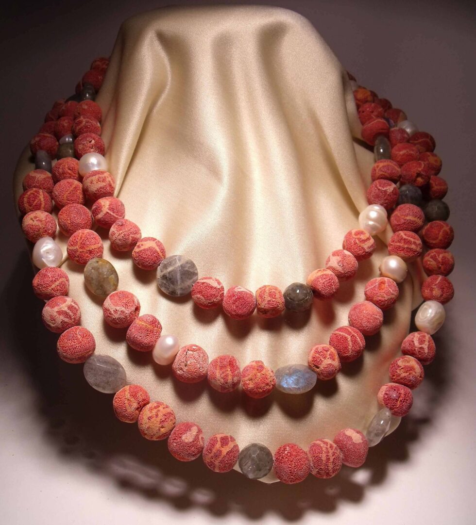 Three strands necklace with madrepora, pearls and labradorite