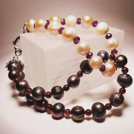 "Knot" bracelet in white and grey freshwater pearls with garnet and amethyst