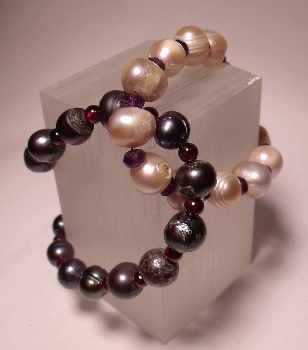 "Knot" bracelet in white and grey freshwater pearls with garnet and amethyst