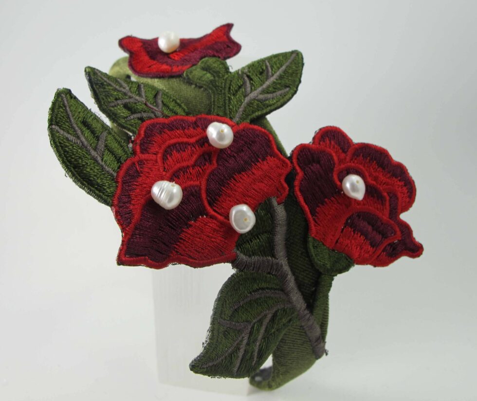 Headband in green velvet with lace and pearls