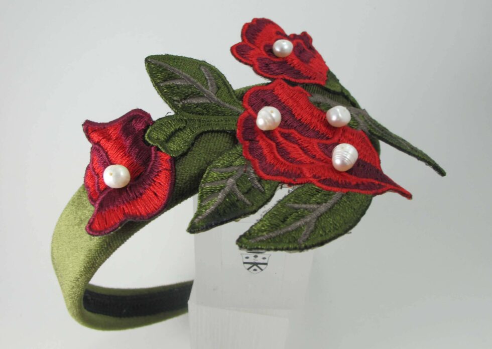 Headband in green velvet with lace and pearls