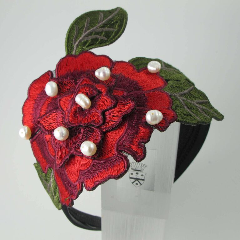 Headband in black satin with lace and pearls