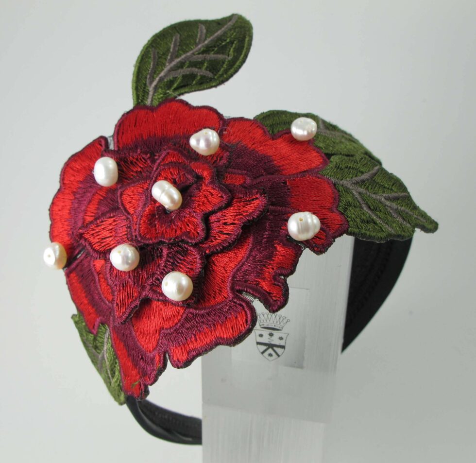 Headband in black satin with lace and pearls