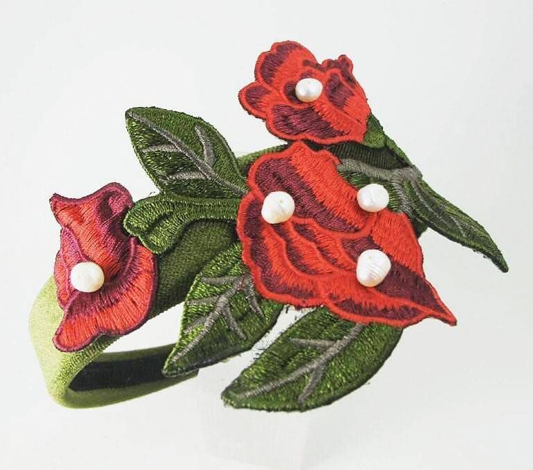 Headband in green velvet with lace and pearls