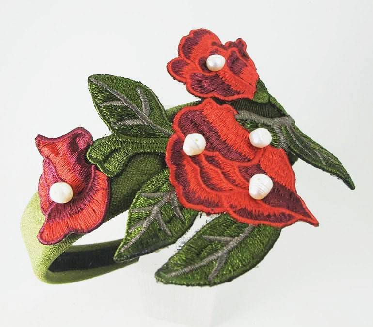 Headband in green velvet with lace and pearls