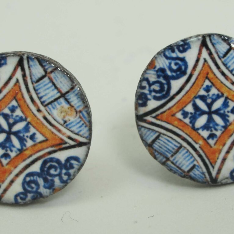 Cufflinks with enamelled lava lapilli