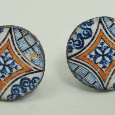 Cufflinks with enamelled lava lapilli