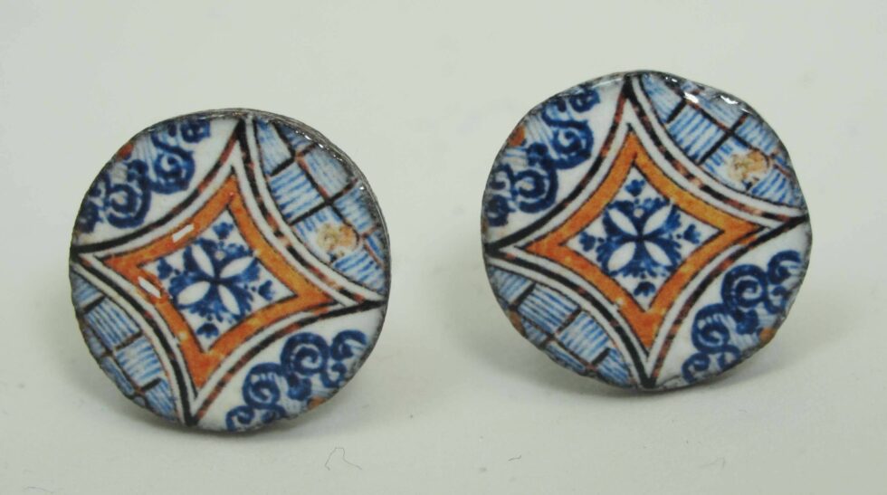 Cufflinks with enamelled lava lapilli