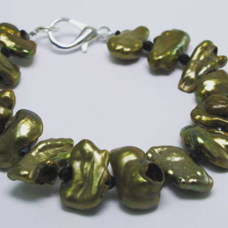 Bracelet with green pearls and onyx