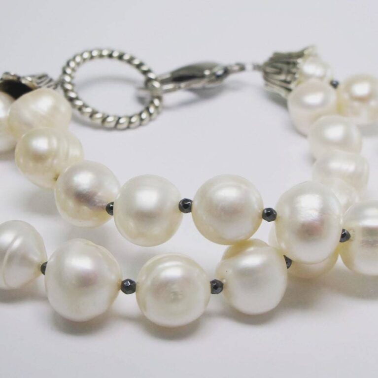 Bracelet with pearls and hematite