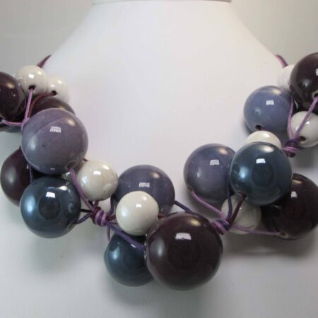 Necklace in purple cotton with "grapes" of violet, bordeaux and white ceramic