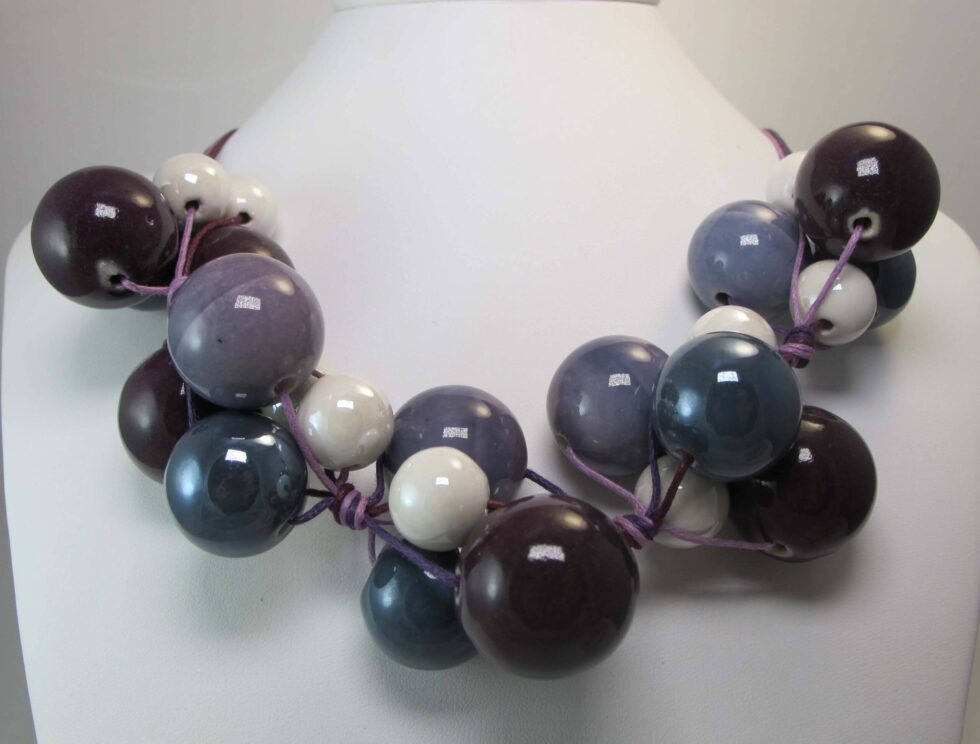 Necklace in purple cotton with "grapes" of violet, bordeaux and white ceramic