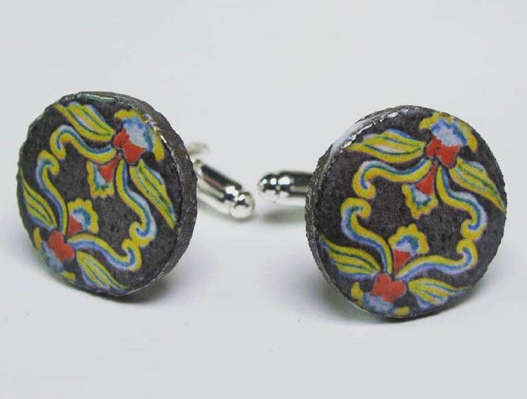 Cufflinks with enamelled lava lapilli (garland design)