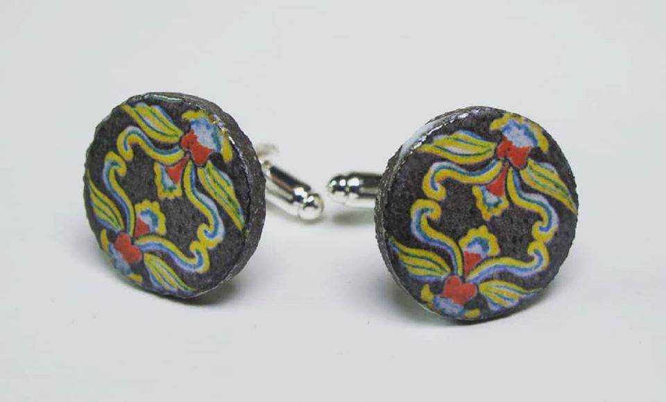 Cufflinks with enamelled lava lapilli (garland design)