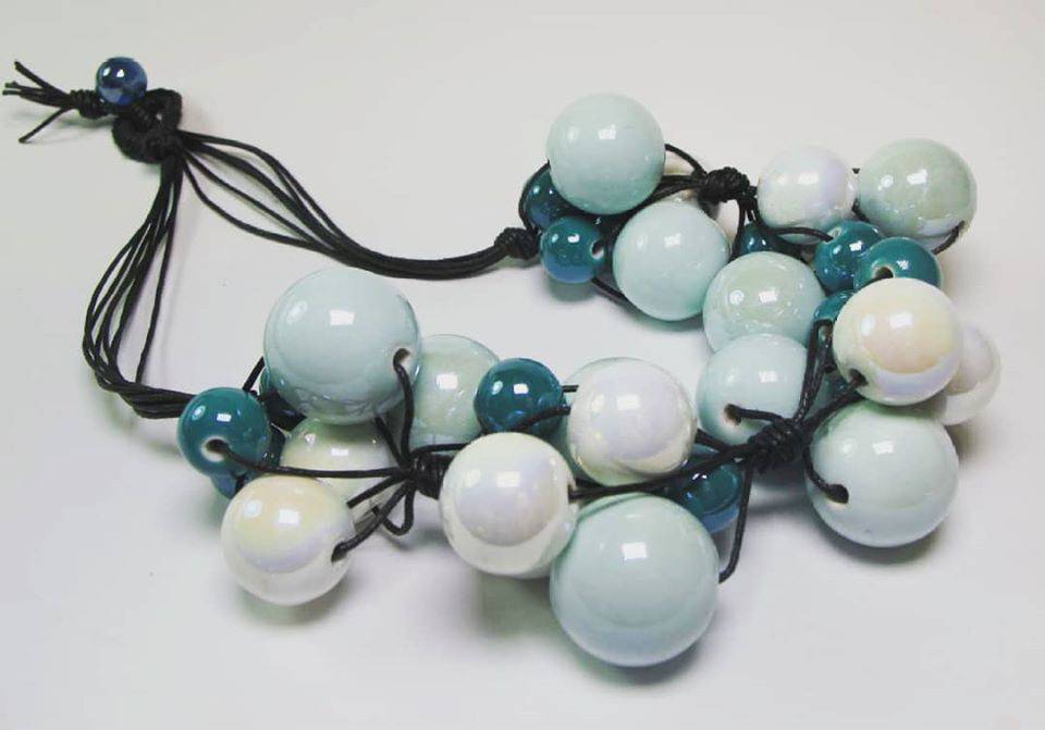 Necklace in cotton with "grapes" of white and green ceramic