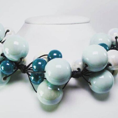 Necklace in cotton with "grapes" of white and green ceramic