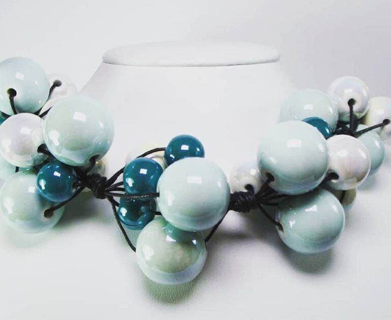 Necklace in cotton with "grapes" of white and green ceramic