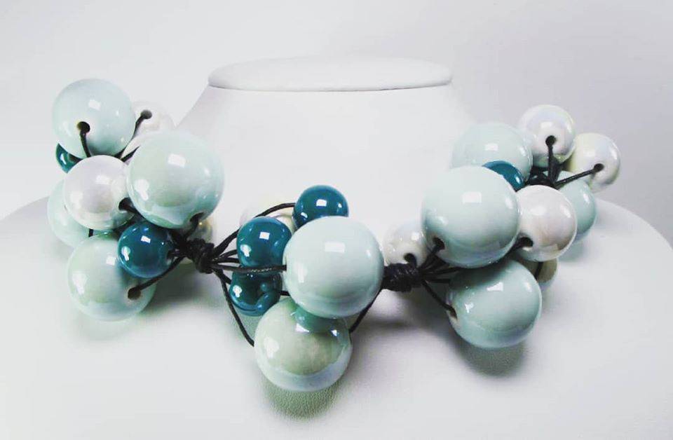 Necklace in cotton with "grapes" of white and green ceramic
