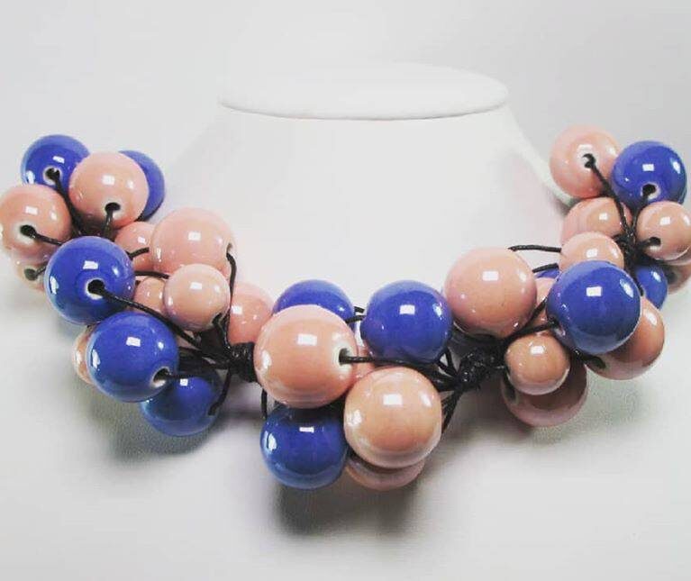 Necklace in cotton with "grapes" of blue and pink ceramic