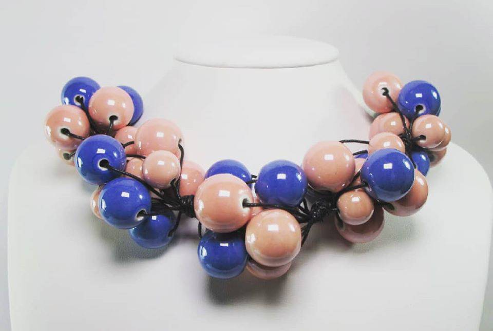 Necklace in cotton with "grapes" of blue and pink ceramic