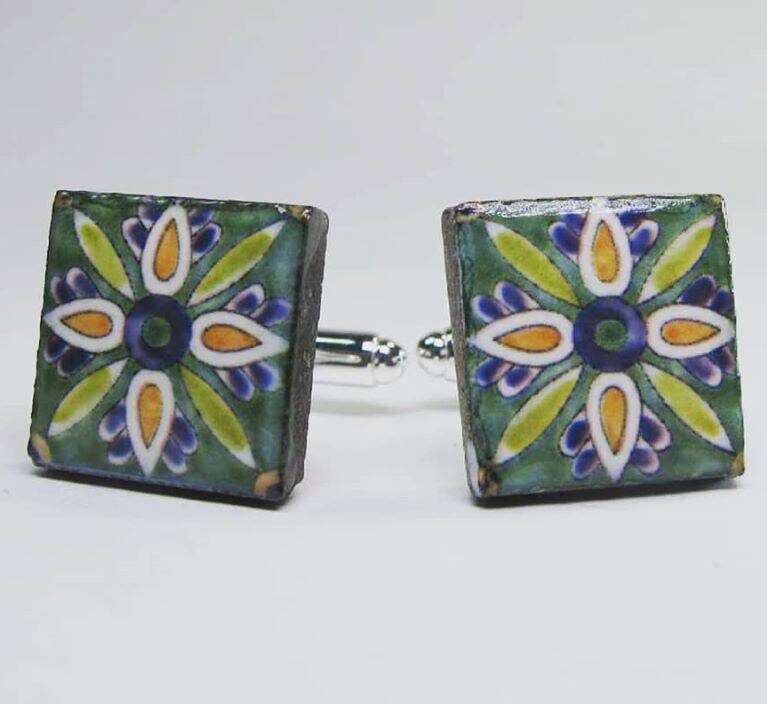 Cufflinks with enamelled lava lapilli (daisy design)